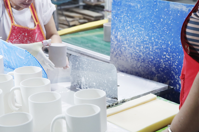 Packaging department custom ceramic mugs shipment